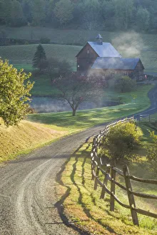 Images Dated 27th March 2018: USA, New England, Vermont, South Pomfret, farm in autumn