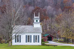 USA, New England, Vermont, West Arlington, town church, autumn