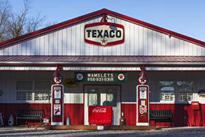 Images Dated 8th April 2014: USA, New Jersey, Elmer, old Texaco gas station