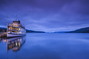 USA, New York, Adirondack Mountains, Lake George, lake steamer, dawn