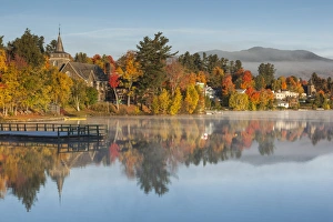 USA, New York, Adirondack Mountains, Lake Placid, Mirror Lake fog at dawn