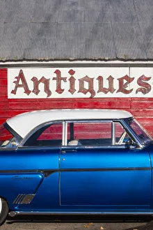 USA, New York, Adirondack Mountains, Warrensburg, 1950s-era Ford car
