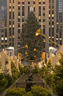 Images Dated 7th February 2008: USA, New York City, Manhattan Rockefeller Plaza Christmas Decorations and Tree