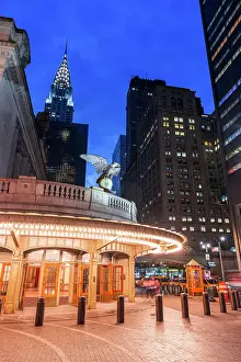 Traffic Prints: USA, New York City, traffic lights by the Grand Central Station with the Chrysler building in the background