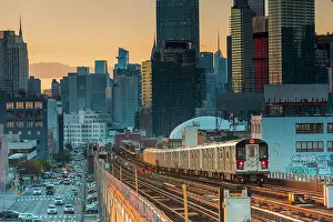 USA, New York City, the train 7 approaching an elevated station in Queens with Manhattan in the background