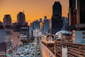 USA, New York City, the train 7 approaching an elevated station in Queens with Manhattan in the background