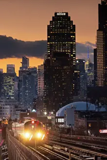 USA, New York City, the train 7 approaching an elevated station in Queens with Manhattan in the background