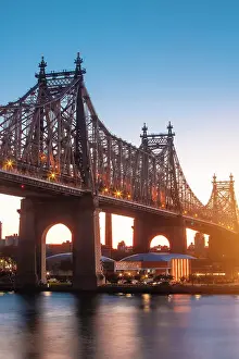 USA, New York City, view of the Queensboro bridge and the Roosevelt island