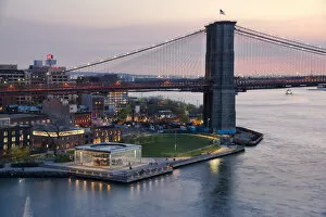 USA, New York, DUMBO, Brooklyn Bridge, East River, Brooklyn Bridge Park
