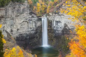 USA, New York, Finger Lakes Region, Ithaca, Taughannock Falls State Park, autumn