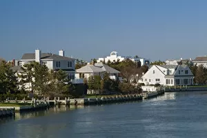 Images Dated 20th November 2009: USA, New York, Long Island, The Hamptons, Westhampton Beach, beach houses on Shinnecock