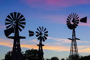 Images Dated 19th October 2012: USA, Oklahoma, Elk City, vintage farm windmills