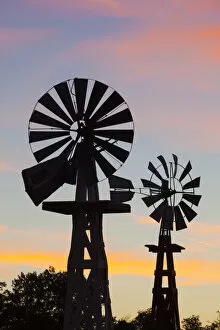 Images Dated 16th January 2013: USA, Oklahoma, Elk City, vintage farm windmills