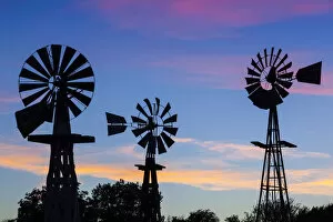 Images Dated 16th January 2013: USA, Oklahoma, Elk City, vintage farm windmills