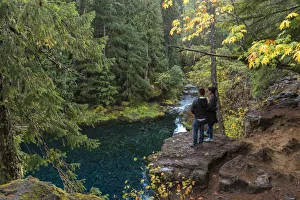 USA, Oregon, Willamette National Forest, Blue Pool on the McKenzie River, couple looking