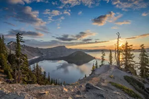 Images Dated 14th July 2020: USA, Pacific Northwest, Cascade Mountains, Oregon, Crater Lake, National Park, Sunrise
