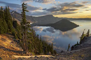 Images Dated 14th July 2020: USA, Pacific Northwest, Cascade Mountains, Oregon, Crater Lake, National Park
