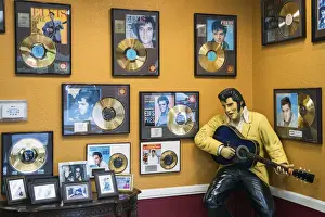 Memphis Prints: USA, Tennessee, Memphis, Staute gold records of Elvis Presley in the Heartbreak hotel