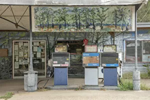 USA, Texas, Karnack, Caddo lake, abandoned gas station