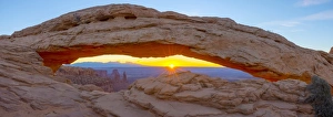 USA, Utah, Canyonlands National Park, Island in the Sky District, Mesa Arch, Sunrise