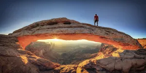 USA, Utah, Canyonlands National Park, Island in the Sky district, Mesa Arch (MR)