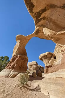 Images Dated 24th November 2021: USA, Utah, Grand Staircase-Escalante National Monument, Devils Garden, Metate Arch