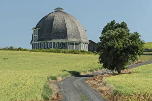 USA; Washington, Palouse Region, round barn