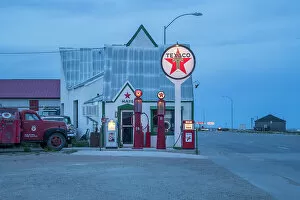 Images Dated 12th July 2022: USA, Wyoming, Rawlins, Texaco Station