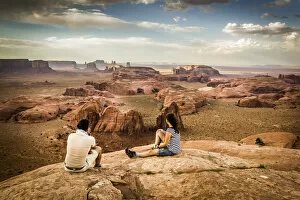 Images Dated 22nd July 2015: Utah - Ariziona border, two young tourists watching the panorama of the Monument Valley
