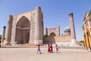 Samarkand Gallery: Uzbekistan people in front of Bibi Khanu Mosque in Sammarcanda