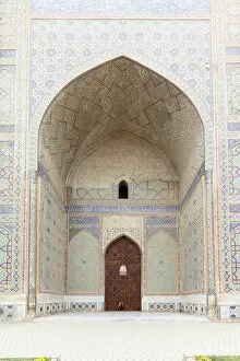 Samarkand Gallery: Uzbekistan, Samarkand, Bibi-khanym mosque, two women stand in the huge doorway