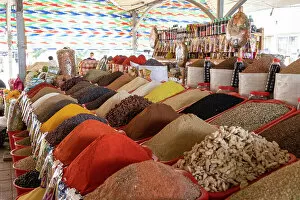Images Dated 29th November 2022: Uzbekistan, Tashkent, Chorsu bazaar, colourful spices on display