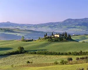 Val d Orcia / Countryside View / Farmhouse & Green Grass & Hills