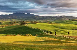 Val Dorcia Prints: Val d'Orcia with Terrapille Farmhouse (featured in Gladiator movie) in the distance