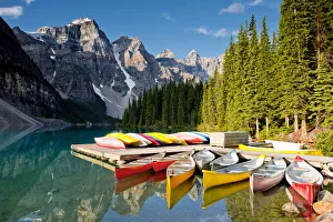 Images Dated 30th November 2016: Valley of the Ten Peaks & Moraine Lake, Banff National Park, Alberta, Canada
