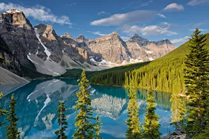 Images Dated 30th November 2016: Valley of the Ten Peaks & Moraine Lake, Banff National Park, Alberta, Canada