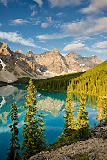 Images Dated 30th November 2016: Valley of the Ten Peaks & Moraine Lake, Banff National Park, Alberta, Canada