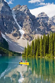 Images Dated 30th November 2016: Valley of the Ten Peaks & Moraine Lake, Banff National Park, Alberta, Canada