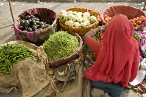 Images Dated 11th February 2008: Vegetable Market, Tripolia Bazaar, Jaipur, Rajasthan, India