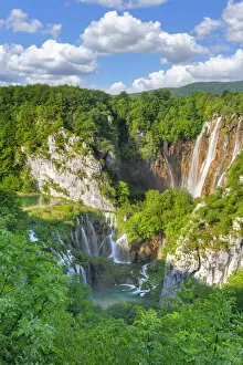 Images Dated 20th April 2022: Veliki Slap Waterfall, Plitvice Lakes National Park, Dalmatia, Croatia