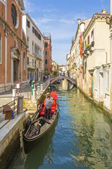 Images Dated 14th September 2016: Venice, Veneto, Italy. Buildings and gondola