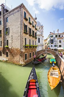 Images Dated 14th September 2016: Venice, Veneto, Italy. Buildings and gondola