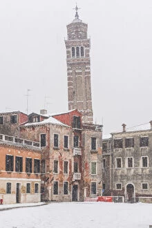 Images Dated 13th March 2018: Venice, Veneto, Italy. The leaning bell tower of Santo Stefano under a snowfall