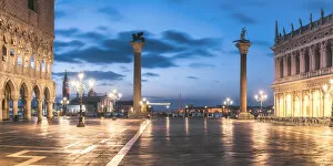 Images Dated 21st January 2018: Venice, Veneto, Italy. Piazzetta San Marco at dusk