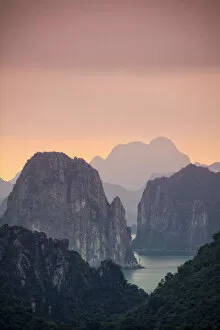 Images Dated 7th May 2014: Vietnam, Halong Bay