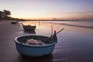 Images Dated 17th January 2013: Vietnam, Mui Ne, Mui Ne Beach, Coracle Fishing Boat