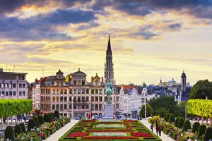 Images Dated 25th November 2019: View of the Brussels town hall and the Mont des Arts park at dusk, Belgium