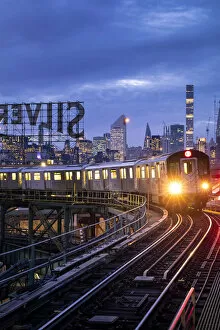Images Dated 29th April 2020: View of Manhattan from Queens train station, Manhattan, New York City, USA