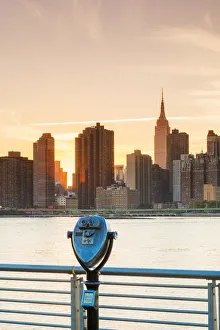 Images Dated 2nd February 2017: View of Manhattan skyline from Gantry Plaza, New York, USA