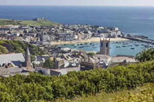 Images Dated 29th September 2021: View of old town and harbor at St. Ives, Cornwall, England
